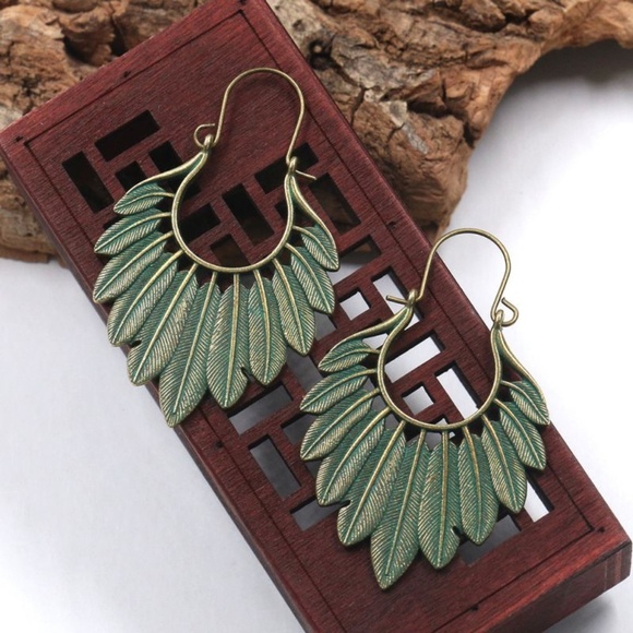 **COSETTA* Vintage Leaf Design Fashion Earrings - Picture 4 of 5